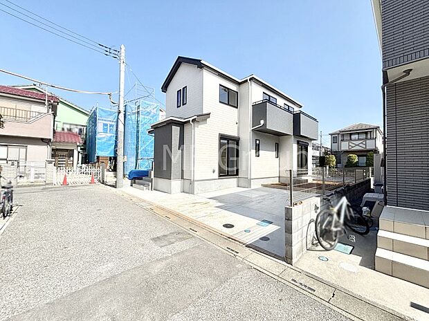 前面道路はきちんと整備されています  