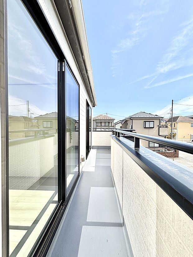 南向きのバルコニー!ご家族の洗濯物はもちろん、お布団もたっぷり干せます!