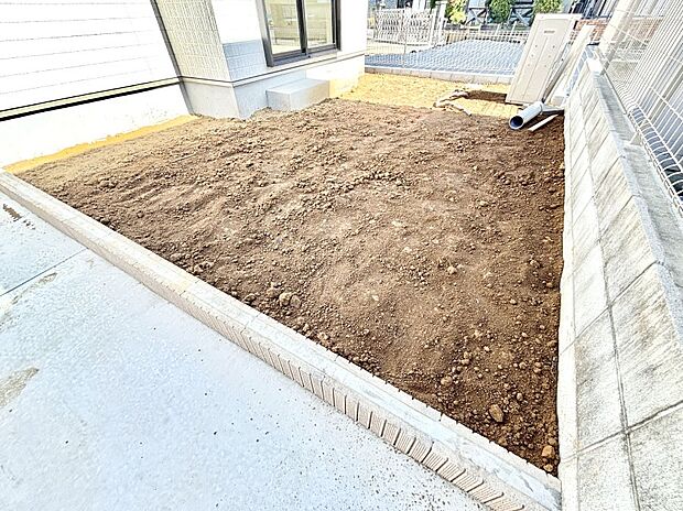 ガーデニングや家庭菜園も楽しめるお庭付き。