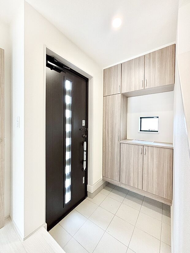 明るい玄関はお客様をお出迎えするのにぴったりです!