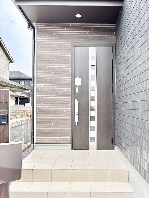 大切な家族、来客を出迎える玄関。