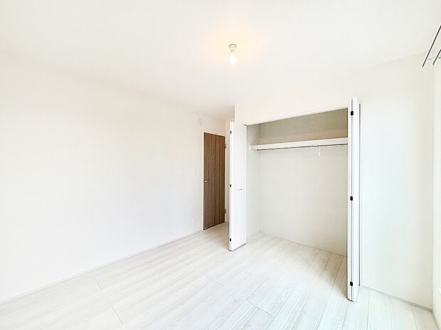 使いやすい形でベットや家具の置き方にも困ることもありません。