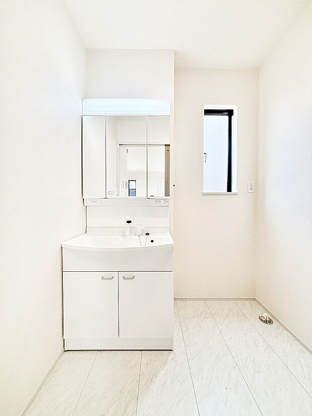 収納力と機能性に優れたお手入れラクラク洗面化粧台！  