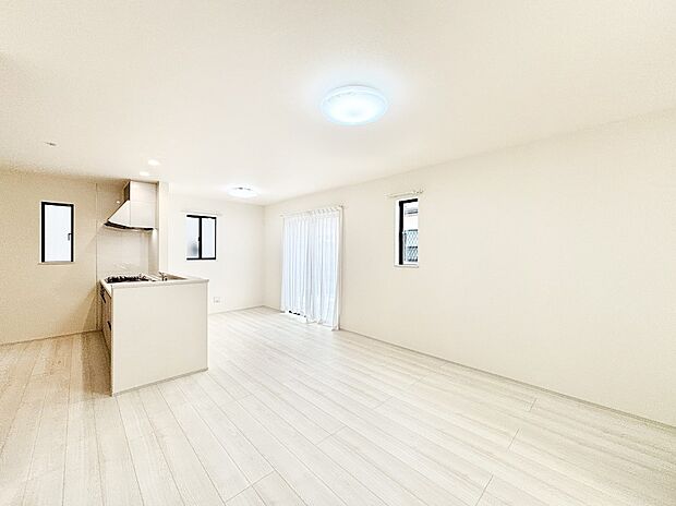 明るい陽光が注ぎ、寛ぎの雰囲気に満たされるダイニング。