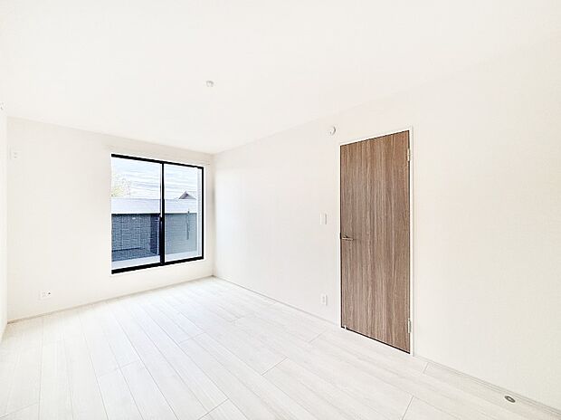 バルコニーが開放感をプラスしてくれる洋室