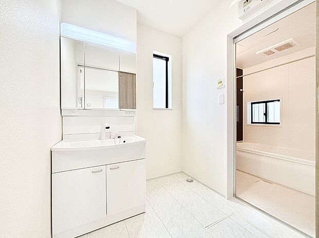 身支度もスムーズにおこなえる脱衣場。  