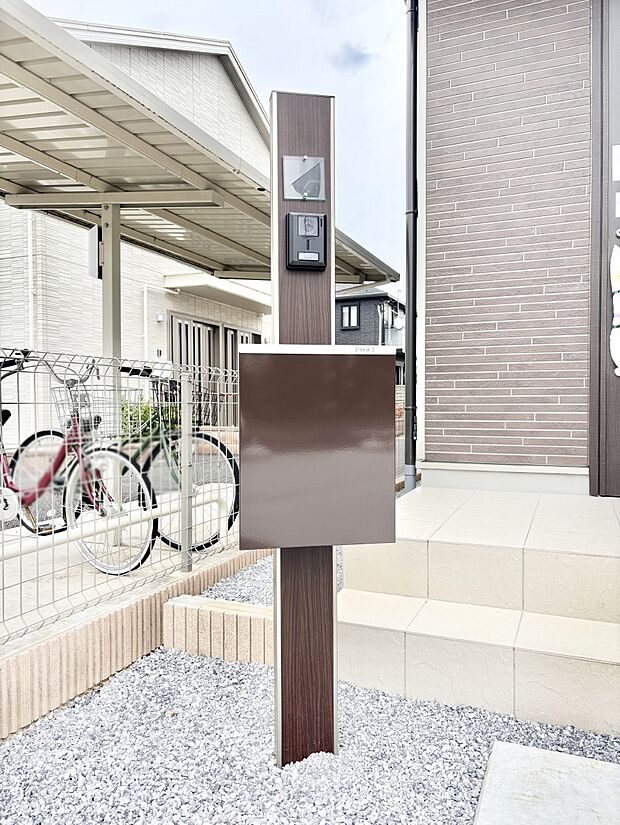 シンプルデザインのポスト。