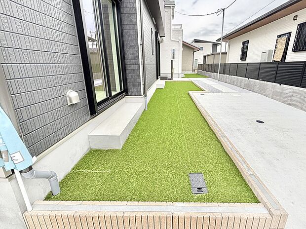 ガーデニングや家庭菜園も楽しめるお庭付き。