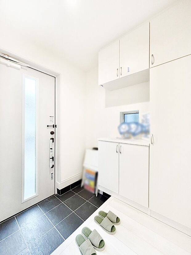 ご家族やお客様を気持ちよくお出迎え!明るい陽光が入り込む玄関。