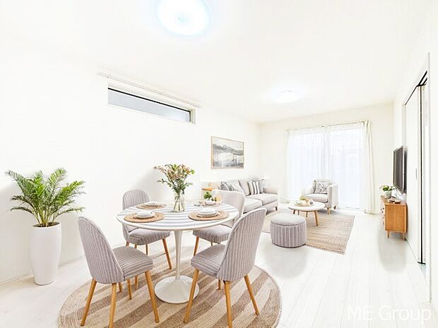 大きな窓からたっぷりの陽光と風を感じられるリビング ※家具はCGです