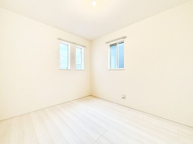 2面採光の洋室。窓から入り込む陽光がお部屋全体を優しく包み込みます!