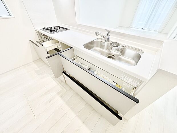 収納スペースもたっぷり!広々とした作業スペースで家事もラクラク!