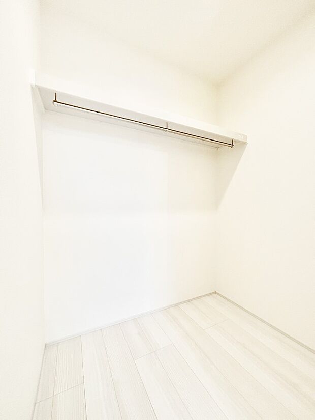 衣類をハンガーに掛けたまま収納できるWIC。衣類の整理整頓がしやすくて便利です!