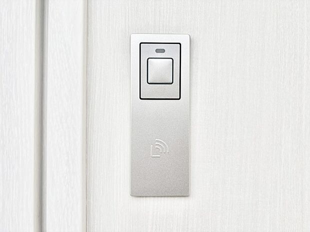 ボタンを押してかざすだけ!玄関ドアは電子キー仕様です。