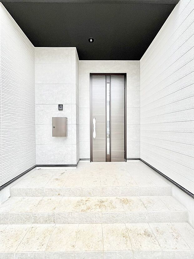 玄関前は雨が降っても濡れにくい屋根付き