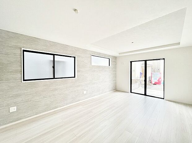 大きな窓からたっぷりの陽光と風を感じられるリビング