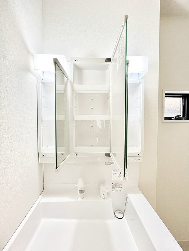 三面鏡の裏に、化粧品や衛生用品などを収納可能。洗面台をすっきりと保ちます!