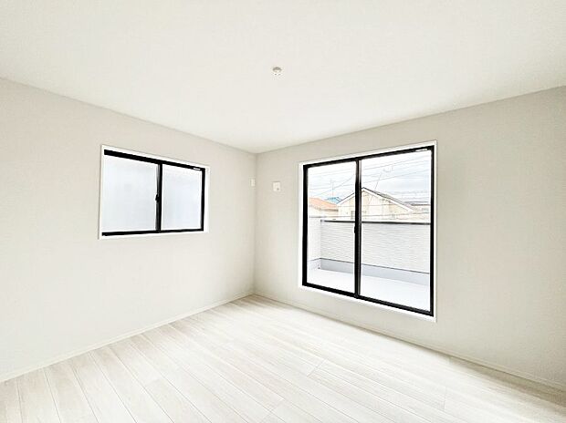 バルコニーが開放感をプラスしてくれる洋室