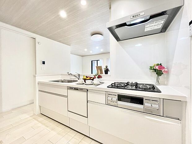 リビングで遊ぶお子様を見守りながらお料理ができる対面キッチン。  