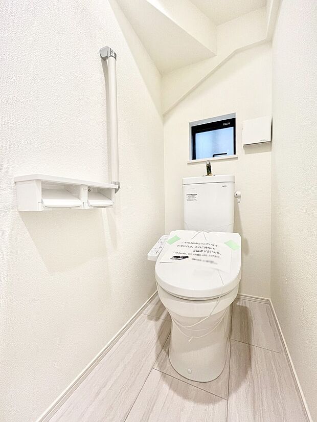 明るく清潔感のあるトイレです。   