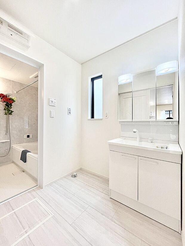 身支度もスムーズにおこなえる脱衣場。  