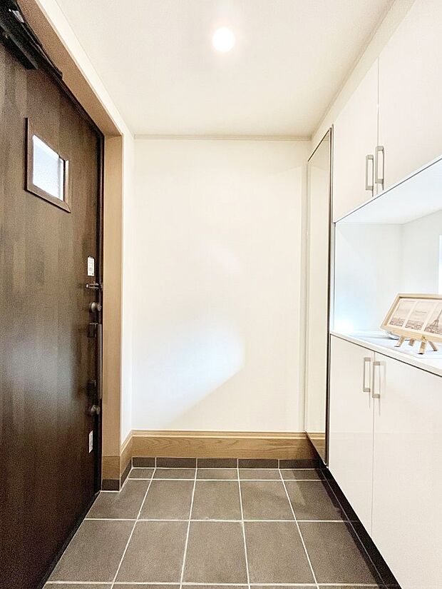 下駄箱はご家族の写真や季節のインテリアで飾り棚として演出できます