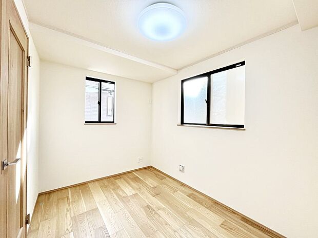 窓からのやさしい光が心地よいプライベートルーム