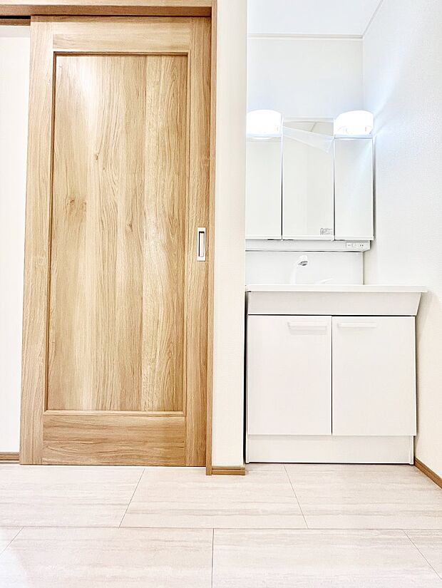 清潔感ある洗面化粧室で朝の身支度も快適