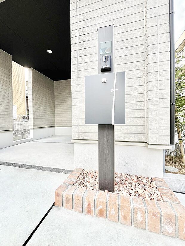 シンプルなデザインのポスト