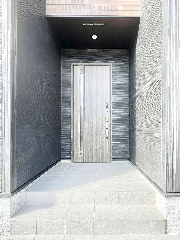 大切な家族、来客を出迎える玄関。