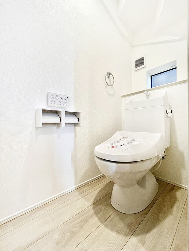 明るく清潔感のあるトイレです。