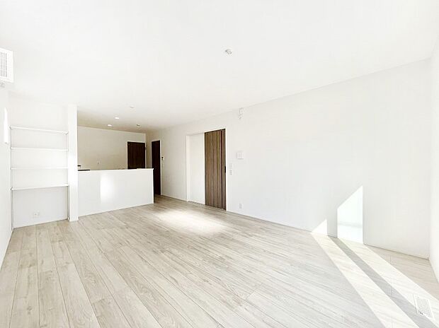 明るい陽光が注ぎ、寛ぎの雰囲気に満たされるダイニング。