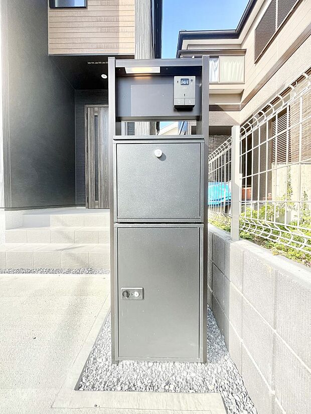 シンプルデザインのポスト。