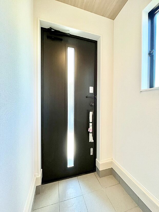 明るい玄関はお客様をお出迎えするのにぴったりです！ 