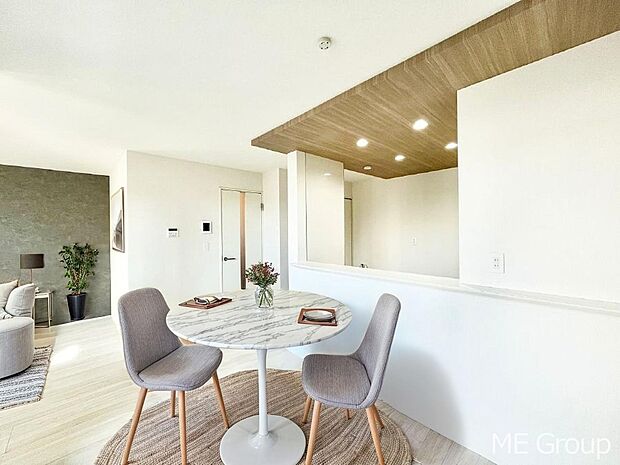 プライバシーも守れる2階リビングは明るく開放感たっぷり　※家具はCGです