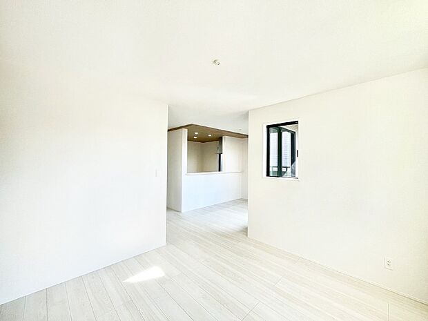 明るい陽光が注ぎ、寛ぎの雰囲気に満たされるリビング・ダイニング。 