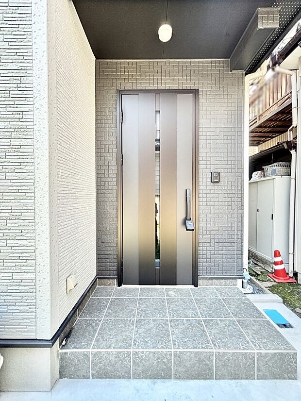 玄関前は雨が降っても濡れにくい屋根付き