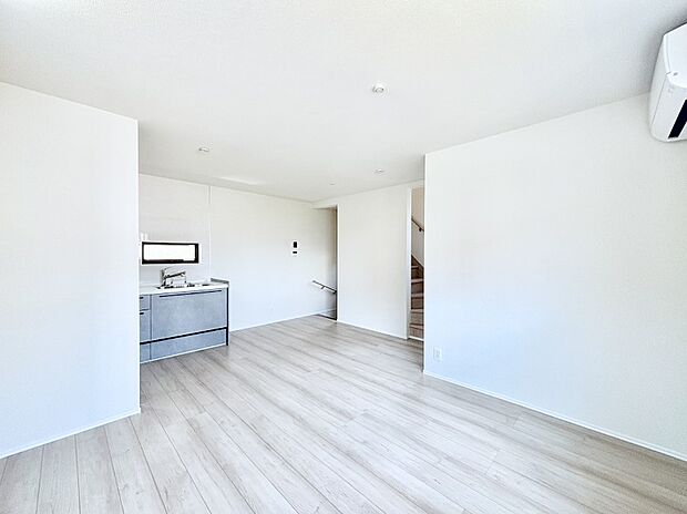 家族団らんの時間も増えそうなくつろぎのリビングダイニング。