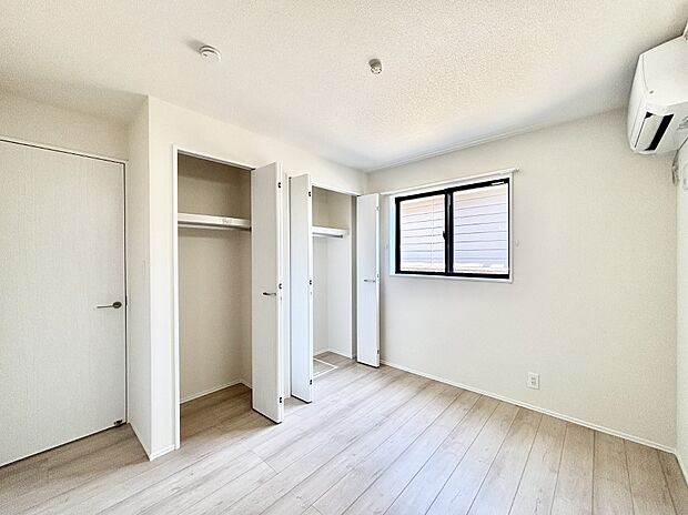 窓からのやさしい光が心地よいプライベートルーム