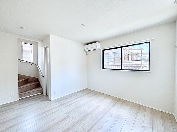 明るい2階リビング！外からの視線をシャットアウトして家族のプライバシーを守ります。