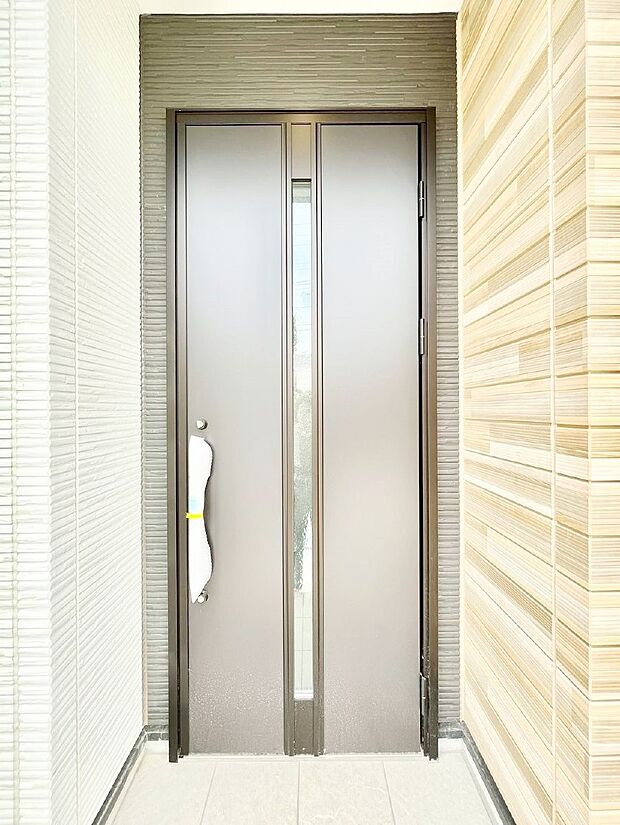 玄関前は雨が降っても濡れにくい屋根付き  