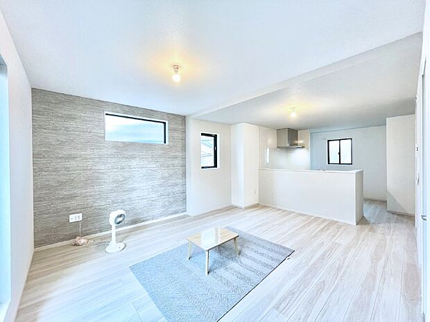 アクセントクロスがお洒落なリビング。家族でのんびりくつろげる広々スペース。