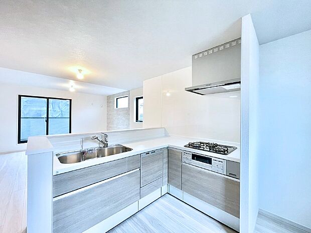 L字型だと料理するスペースも広々と使えます。コンパクトに動けてお料理ラクラク。