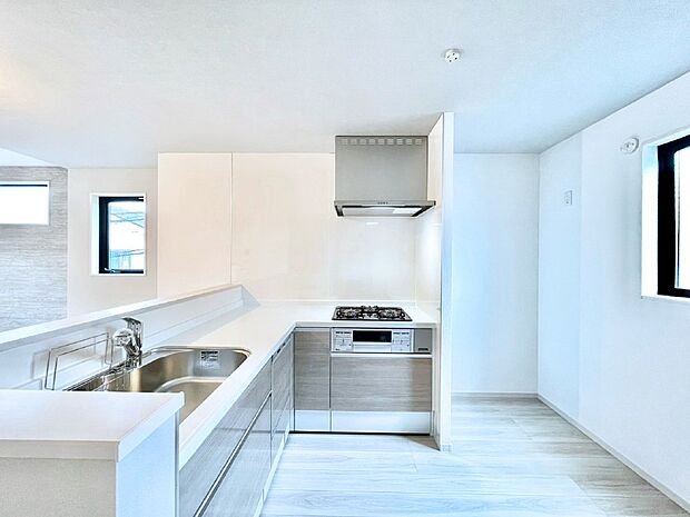 爽やかな風が通り抜けるキッチン。窓があるので明るく換気にも役立ちます。