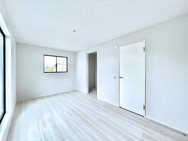 ウォークインクローゼットがあるお部屋。季節ごとの入れ替えも不要で便利です!