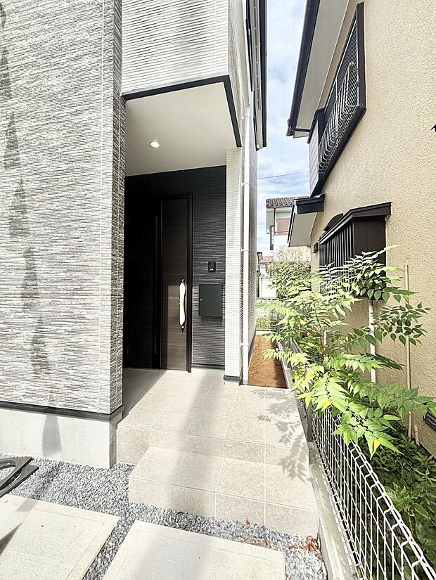 大切な家族、来客を出迎える玄関。