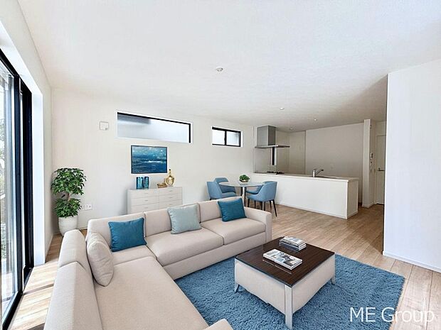 ご家族の賑やかな話し声で包まれる明るいリビング ※家具はCGです