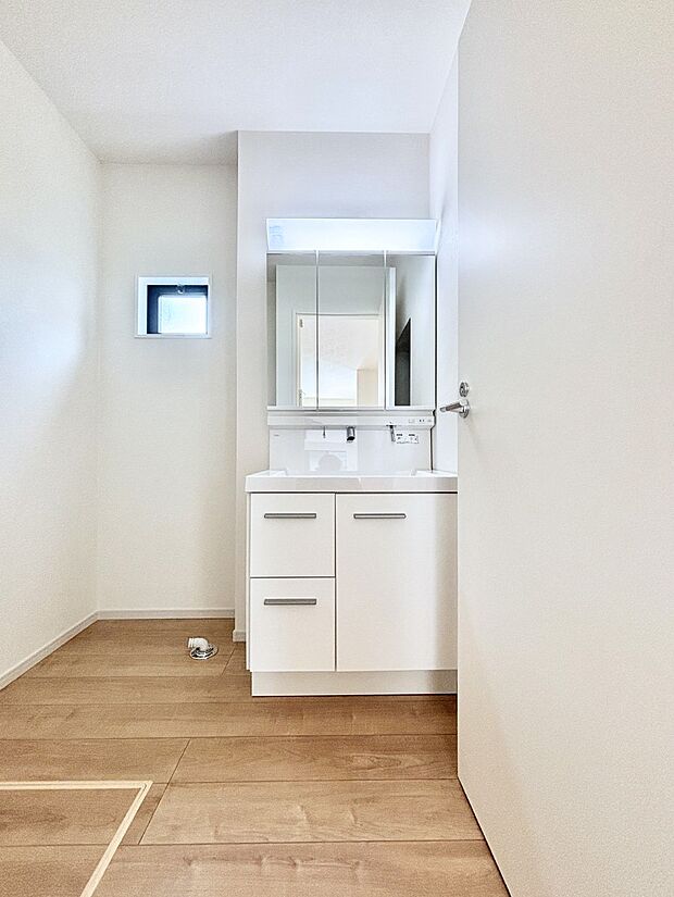 大きく見やすい三面鏡で清潔感ある洗面台は、身だしなみチェックや肌のお手入れにおすすめです。 