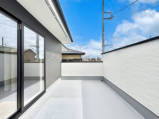 ゆったりバルコニーだから沢山お洗濯ものを干せます。