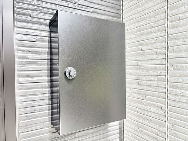 シンプルデザインのポスト。